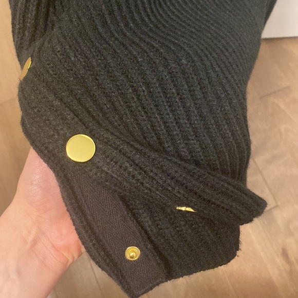 Black sweater with gold buttons - Picture 2 of 4